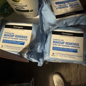Neutrogena Fragrance Free Makeup Remover Ultra-Soft Cleansing Towelettes —  3 ok